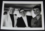 Yvette TROISPOUX - Photographie portrait de 3 personnes non identifi&eacute;es dans une exposition - ann&eacute;es 1970. Yvette TROISPOUX