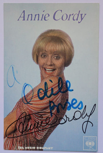 Annie CORDY - CARTE POSTALE AUTOGRAPHE SIGN&Eacute;E ET D&Eacute;DICAC&Eacute;E 8,9X13,9CM. Annie Cordy