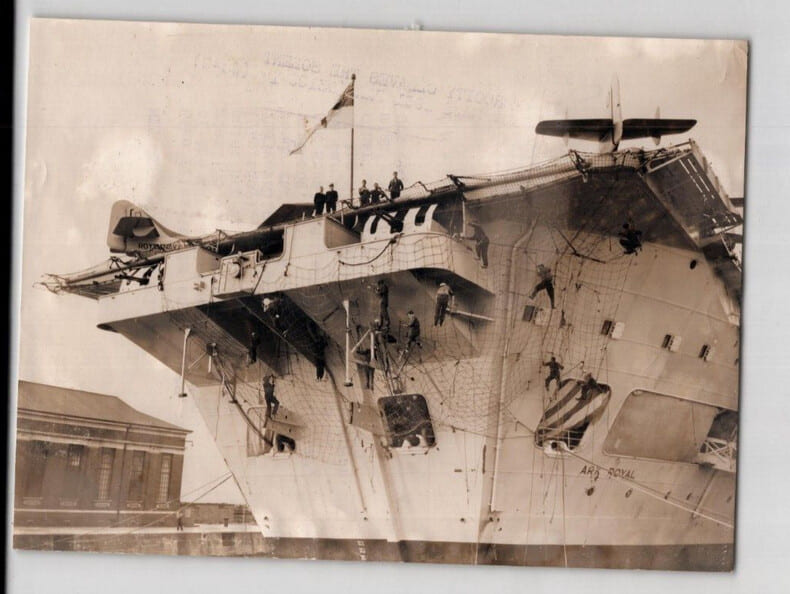 Photographie - Ark Royal, 1957 : Peinture du porte-avions britannique &agrave; Southampton. 