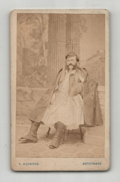 Photographie d'&eacute;poque format carte de visite d'un homme en costume traditionnel grec (fustanelle) par P. Mora&iuml;tes (Ath&egrave;nes) - XIX&egrave;me si&egrave;cle. P. ...