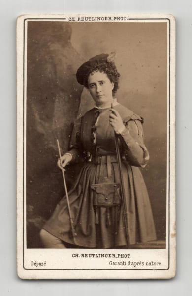 Photographie d'&eacute;poque format carte de visite d'Antoinette Arnaud (soprano &agrave; l'Op&eacute;ra) en costume de sc&egrave;ne par Charles Reutlinger - XIX&egrave;me si&egrave;cle. ...