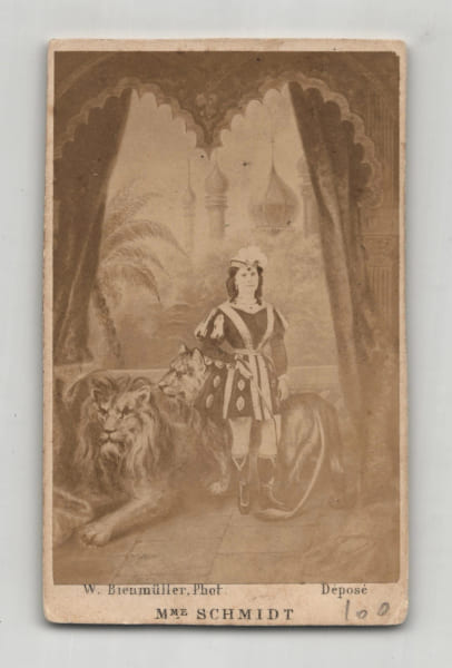 Photographie d'&eacute;poque format carte de visite de Madame Schmidt (dompteuse de lions) par W. Bienm&uuml;ller (Lyon) - XIX&egrave;me si&egrave;cle. W. Bienm&uuml;ller