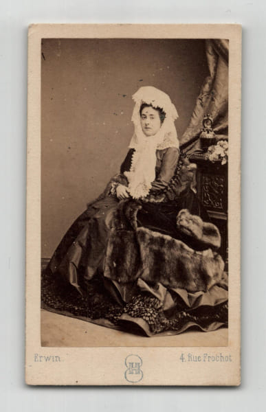 Photographie d'&eacute;poque format carte de visite de L&eacute;onide Leblanc (actrice et demi-mondaine) par Erwin Hanfstaengl - XIXe si&egrave;cle. Erwin Hanfstaengl