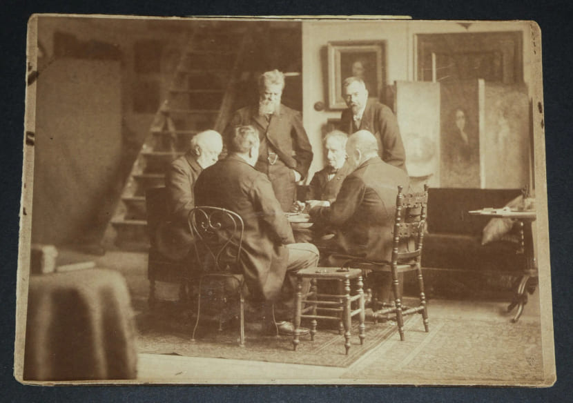 Photographie d'&eacute;poque "La partie de dominos" dans l'atelier de Jean Gigoux. Jean Gigoux