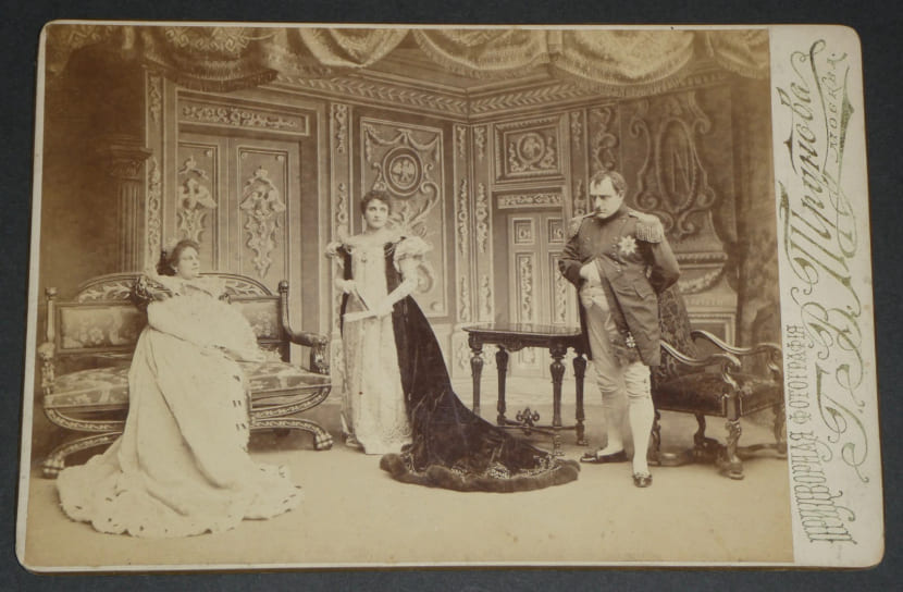 Photographie d'&eacute;poque sur carton - Sc&egrave;ne de la pi&egrave;ce "Madame Sans-G&ecirc;ne" (Production Russe) - Studio Trunov (Moscou) - Fin XIXe si&egrave;cle. 