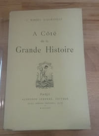 A COTE DE LA GRANDE HISTOIRE