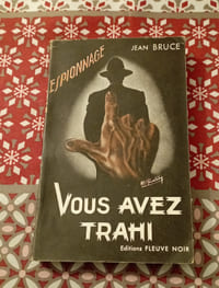 VOUS M'AVEZ TRAHI...