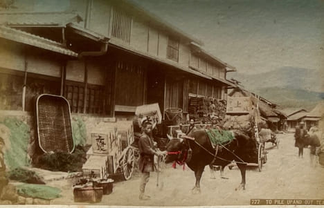 [JAPON - YOKOHAMA - SHASHIN - Album laqué japonanais de 50 photographies colorisées à la main/JAPAN - YOKOHAMA - Japanese lacquer album of 50 ...
