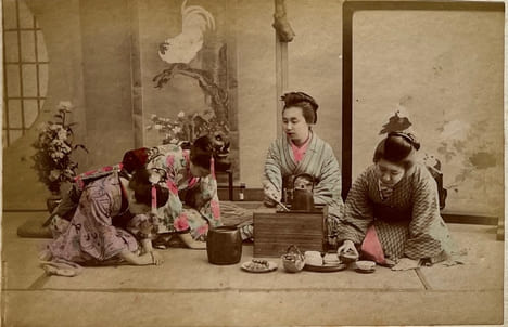 [JAPON - YOKOHAMA - SHASHIN - Album laqué japonanais de 50 photographies colorisées à la main/JAPAN - YOKOHAMA - Japanese lacquer album of 50 ...