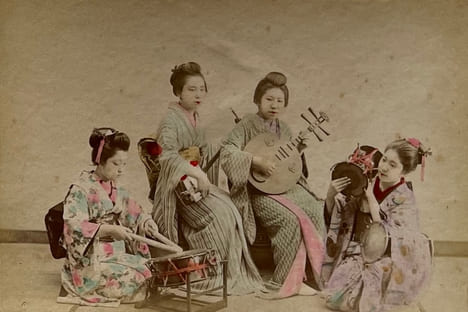 [JAPON - YOKOHAMA - SHASHIN - Album laqué japonanais de 50 photographies colorisées à la main/JAPAN - YOKOHAMA - Japanese lacquer album of 50 ...