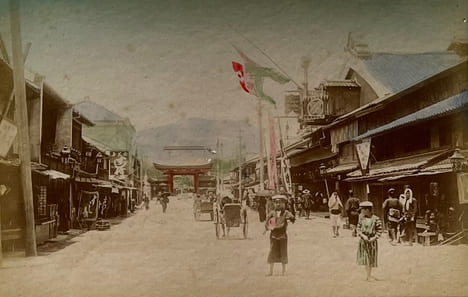 [JAPON - YOKOHAMA - SHASHIN - Album laqué japonanais de 50 photographies colorisées à la main/JAPAN - YOKOHAMA - Japanese lacquer album of 50 ...