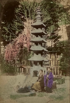 [JAPON - YOKOHAMA - SHASHIN - Album laqué japonanais de 50 photographies colorisées à la main/JAPAN - YOKOHAMA - Japanese lacquer album of 50 ...