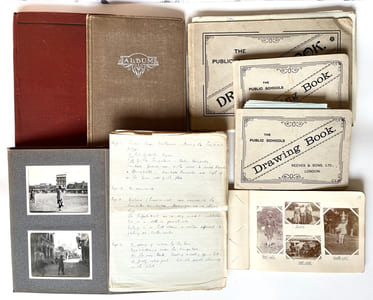 [Ensemble de 7 albums de photographies originales dun officier britannique en poste au Punjab en 1915/Set of 7 albums of original photographs of a British officer stationed in the Punjab in 1915].