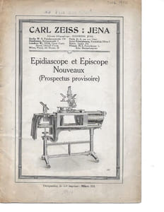 Five Carl Zeiss advertisement/instruction pamphlets: Condensateur Parabolique suivant Siedentopf / Statif V (Statifs de Microscopes) / Interféromètre pour les gaz et les eaux / Systèmes à Dissection, Loupes, Pied Porte-Loupe / Epidiascope et Episcope Nouveaux (Prospectus provisoire).