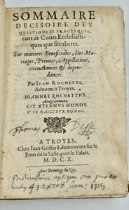 SOMMAIRE DECISOIRE des questions et practiques, tant es Cours Ecclésiastiques que d'écolières. Sur matières Beneficiales, Des Mariages, Preuves, Appellations, circonstances & dépendances. 10 Annes Rochettus Anagrammata.
