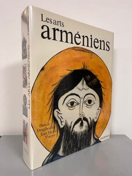 Les Arts Arméniens. Principaux sites Arméniens par Patrick Donabédian. Notices complétées par Jean-Michel et Nicole Thierry.. THIERRY (Jean-Michel)