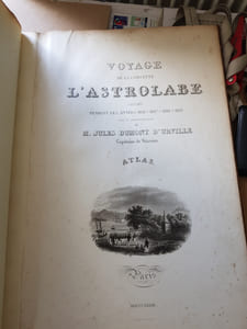 Voyage de la Corvette l'Astrolabe Exécuté par ordre du roi, pendant les années 1826-1827-1828-1829 sous le Commandement de J. Dumont d'Urville. Atlas de 20 planches + portrait Dumont d'Urville