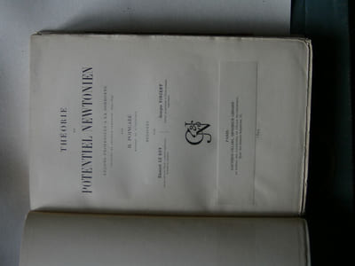 Théorie du Potentiel newtonien. Leçons professées à la Sorbonne pendant le permier semestre 1894-1895. Rédigées par Ed. Le Roy et G. Vincent.