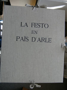 La Festo en Païs d'Arle. La Fête au pays d'Arles. Illustrations de Jean Arène.