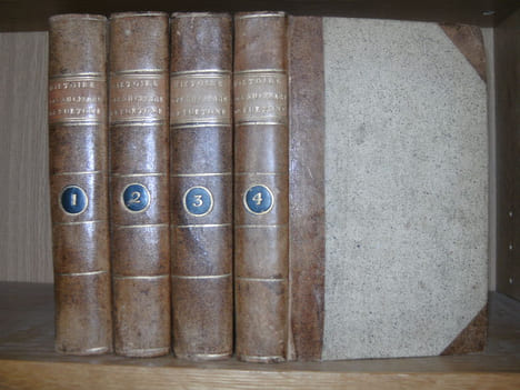 Histoire des douze Césars de Suétone, traduite par Henri Ophellot de la Pause; avec des mélanges philosophiques & des notes.. SUETONE.