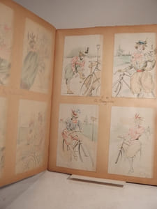 Collection de cartes postales illustrées par Henri Boutet : L'Hiver, Silhouettes parisiennes, Sur les Plages, Aux Bains de Mer, En Automobile, A Bicyclette, Paysages parisienes, Ouvrières parisiennes, Où elles vont, Croquis d'enfants, Danseuses, Têtes de femmes, Liseuses, Collection L. M., Cyclistes.