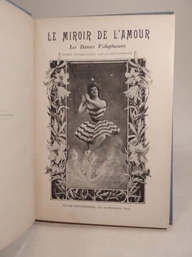 Le Miroir de l'Amour. Les Danses voluptueuses. Scènes reconstituées par la photographie.. undefined