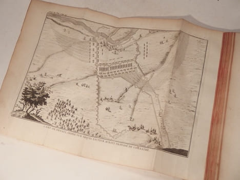 Abrégé des Commentaires de M. de Folard, sur l'Histoire de Polybe. Par M*** Mestre de Camp de Cavalerie. (Les Arts de la Guerre et de la Défense).. ...