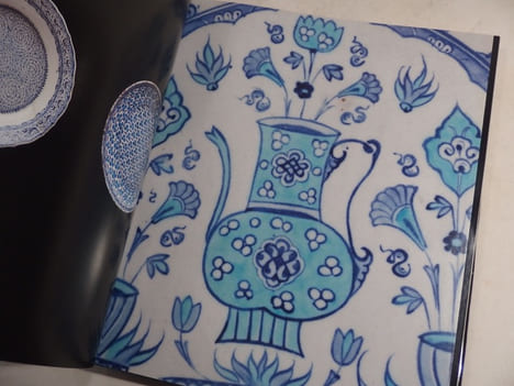 Dance of Fire. Iznik Tiles and Ceramics in the Sadberk Hanim Museum and Omer M. Loc Collections.. BILGI (Hülya)