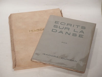 Lot ISADORA DUNCAN : Ecrits sur la Danse. - La Danse de Isadora Duncan. - Soirée organisée par Isadora Duncan au bénéfice de l'Ecole de la Danse de Bellevue. - L'Oeuvre consacré à Isadora Duncan. - Isadora Duncan : Matinée au profit de L'Armoire Lorraine, Palais du Trocadéro.