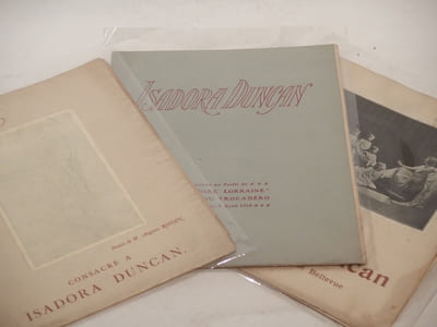 Lot ISADORA DUNCAN : Ecrits sur la Danse. - La Danse de Isadora Duncan. - Soirée organisée par Isadora Duncan au bénéfice de l'Ecole de la Danse de Bellevue. - L'Oeuvre consacré à Isadora Duncan. - Isadora Duncan : Matinée au profit de L'Armoire Lorraine, Palais du Trocadéro.