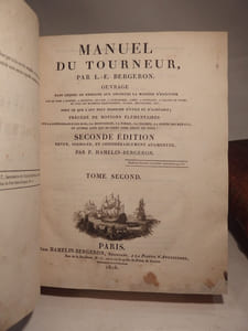Manuel du tourneur, par L.-E. Bergeron. Ouvrage dans lequel on enseigne aux amateurs la manière d'exécuter sur le tour à pointes, à lunettes, en l'air, à quillocher, carré, à ortraits, à graver le verre, et avec les machines excentriques, ovales, épicycloïdes, etc, tout ce que l'art peut produire d'utile et d'agréable ; précédé de notions élémentaires sur la connoissance des bois, la menuiserie, la forge, la trempe, la fonte des métaux, et autres arts qui se lient avec celui du tour ; seconde édition revue, corrigée et considérablement augmentée, par P. Hamelin-Bergeron. Tome 1, Tome 2, Atlas.