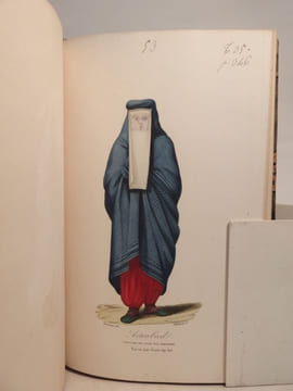 Collection de portraits et costumes des différens peuples qui habitent les cinq parties du monde, dont les meours et coutumes sont décrites dans la ...