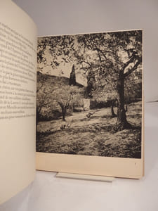 Eloge de l'olivier. Avec une Préface en musique d'Ennemond Trillat, d'un frontispice de Raphael Drouart, des photographies de Blanc et Demilly, le texte imprimé par Audin et Cie de Lyon.