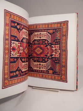 Tapis du Caucase à travers trois collections libanaises privées. Rugs of the Caucasus from three private Lebanese collections. . BENNETT (Ian), ...