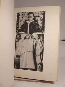 La Tête des uns, le corps des autres. Photomontages de Jean Harold. Préface de Jean Cocteau. Commentaires de Francis Claude.. HAROLD (Jean), COCTEAU ...