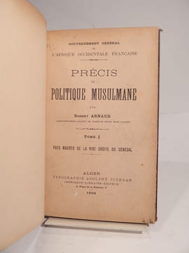 Gouvernement général de l'Afrique Occidentale Française : Précis de politique musulmane, par Robert Arnaud. Tome 1 : Pays maures de la rive droite du ...
