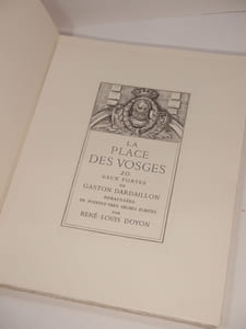 La Place des Vosges. 20 eaux fortes de Gaston Dardaillon rehaussées de pointes-très-sèches écrites par René-Louis Doyon.