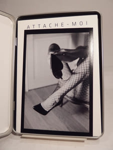 Attache-moi.
