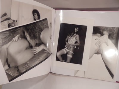 Album de 48 photographies de nus érotiques ou pornographiques.