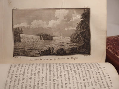 Voyage au Canada, dans les années 1795, 1796 et 1797 ; traduit de l'anglais d'Isaac Weld, et enrichi d'une carte générale du pays, et de onze planches offrant les points de vue les plus remarquables, et notamment le fameux Saut de Niagara.