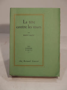 La tête contre les murs