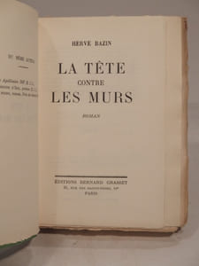 La tête contre les murs