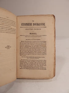 Le Grand Manuel de la Cuisinière Bourgeoise, par un Chef de Cuisine. Edition enrichie de 52 figures. La Cuisinière bourgeoise, précédée d'un Manuel prescrivant les devoirs qu'on à remplir les personnes qui se destinent à entrer en service dans les maisons bourgeoises.