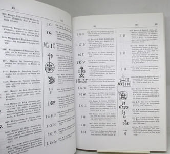 Dictionnaire encyclopédique des marques et monogrammes, chiffres, lettres initiales, signes figuratifs, etc., etc., contenant 12 156 marques concernant les aquafortistes, architectes, armuriers, bibliophiles, célébrités littéraires, céramistes [...]