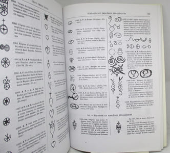 Dictionnaire encyclopédique des marques et monogrammes, chiffres, lettres initiales, signes figuratifs, etc., etc., contenant 12 156 marques concernant les aquafortistes, architectes, armuriers, bibliophiles, célébrités littéraires, céramistes [...]