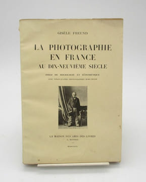 La Photographie en France au dix-neuvième siècle. Essai de sociologie et d'esthétique. FREUND (Gisèle)