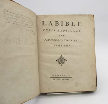 La Bible enfin expliquée par plusieurs aumôniers de S.M.L.R.D.P. . [VOLTAIRE, pseud.]