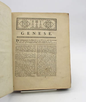 La Bible enfin expliquée par plusieurs aumôniers de S.M.L.R.D.P. . [VOLTAIRE, pseud.]