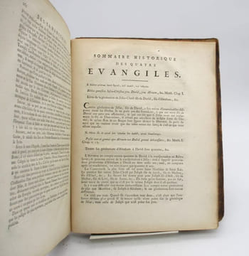 La Bible enfin expliquée par plusieurs aumôniers de S.M.L.R.D.P. . [VOLTAIRE, pseud.]