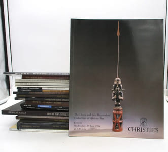 Ensemble de 19 catalogues de vente aux enchères d'arts premiers